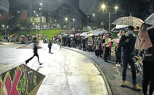 Muchas de los asistentes esperaron más de tres horas antes de acceder al espectáculo de luz y sonido organizado en Leioa. 