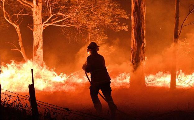 Un bombero australiano lucha contra las llamas durante los incendios que arrasaron el continente entre 2019 y 2020. 