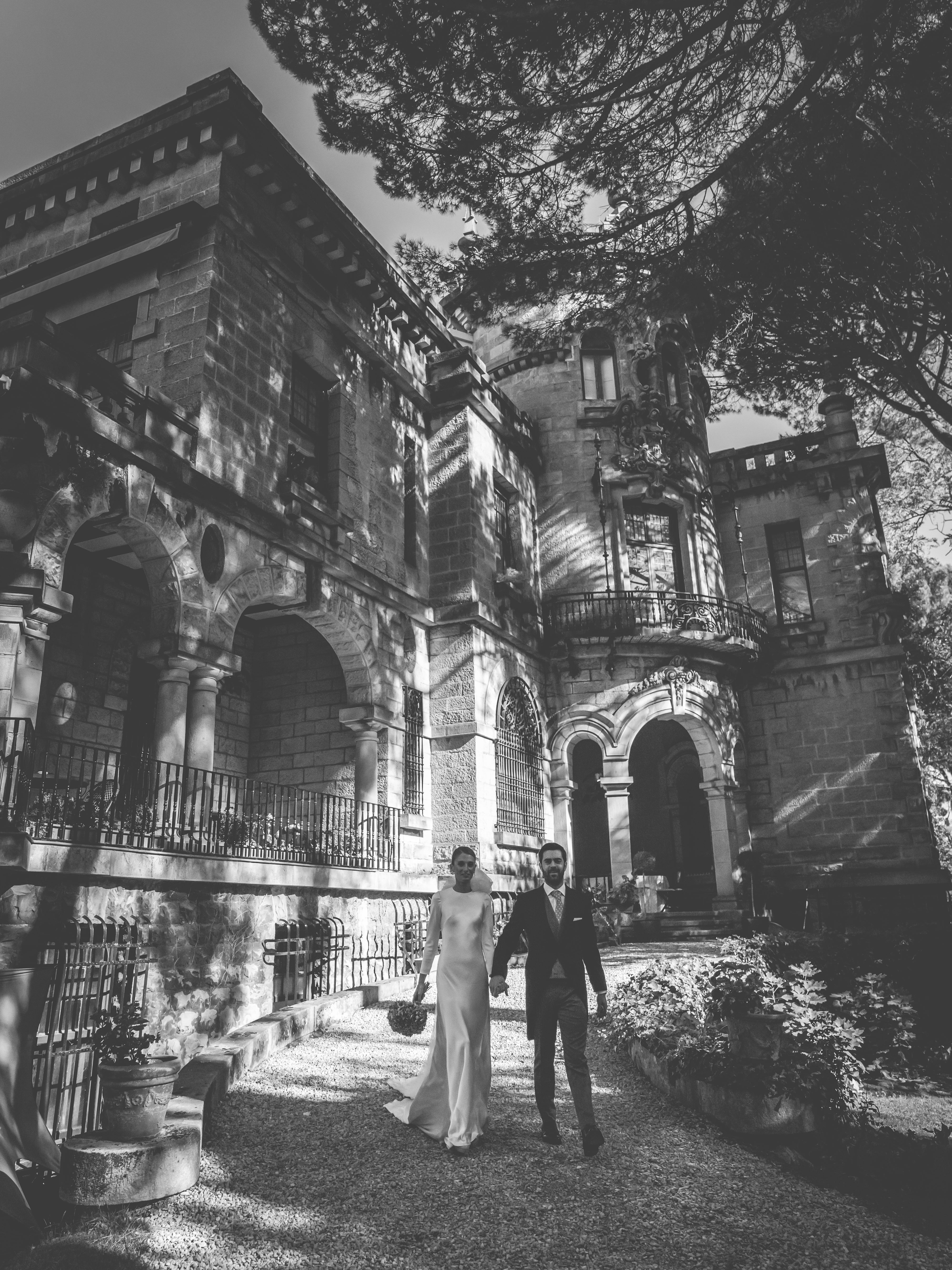 Fotos: Virginia, la novia bilbaína del &#039;vestido-flor&#039; y su boda en la universidad de Deusto