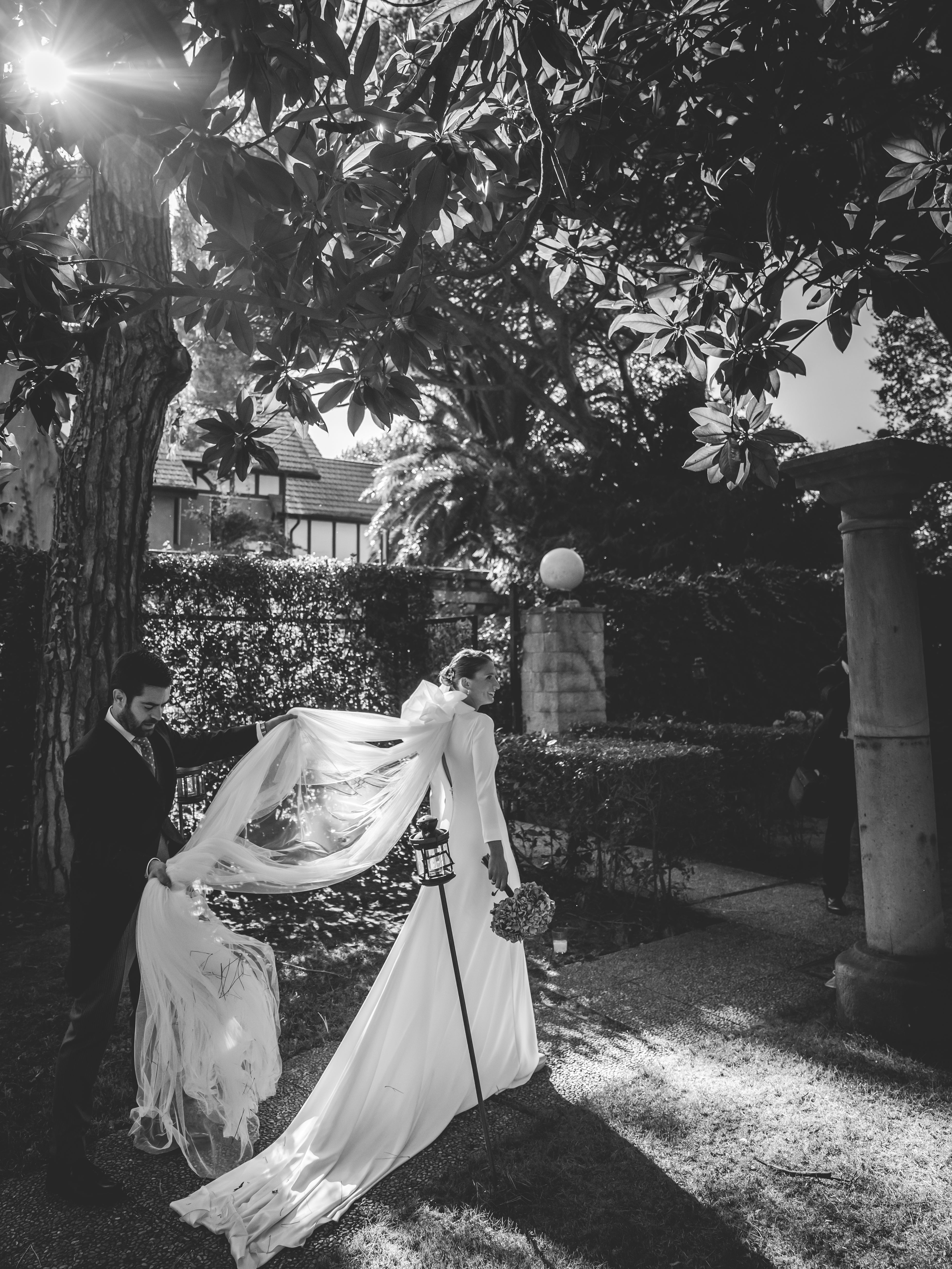 Fotos: Virginia, la novia bilbaína del &#039;vestido-flor&#039; y su boda en la universidad de Deusto