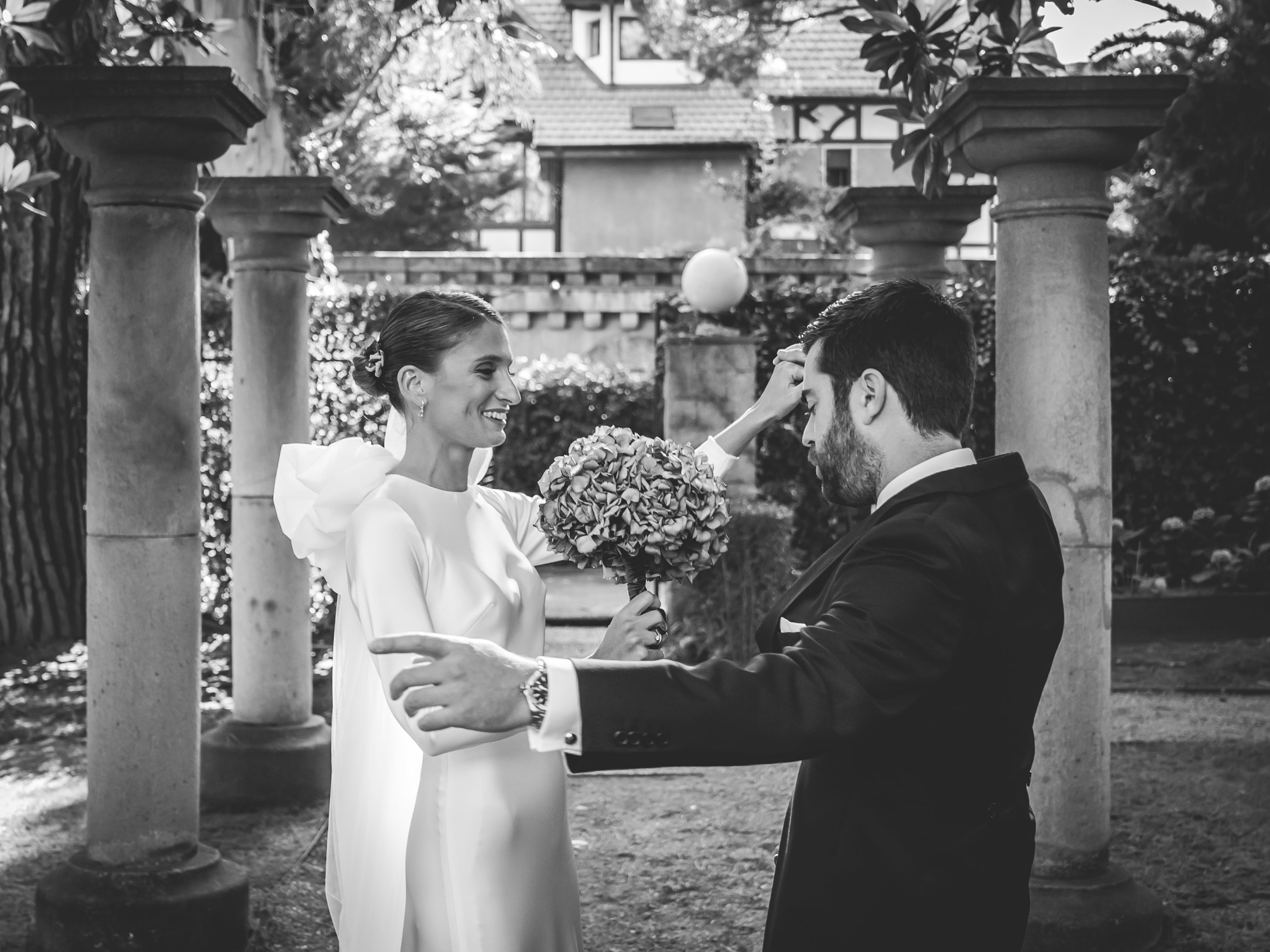 Fotos: Virginia, la novia bilbaína del &#039;vestido-flor&#039; y su boda en la universidad de Deusto