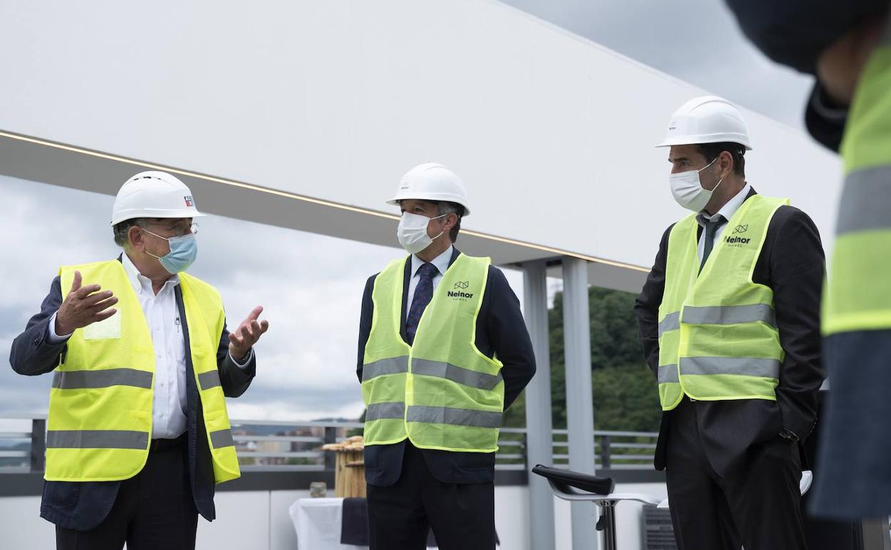 El CEO de Neinor Homes, Borja García-Egotxeaga, (a la derecha) este verano en las obras de su gran promoción de Bolueta, en Bilbao. 