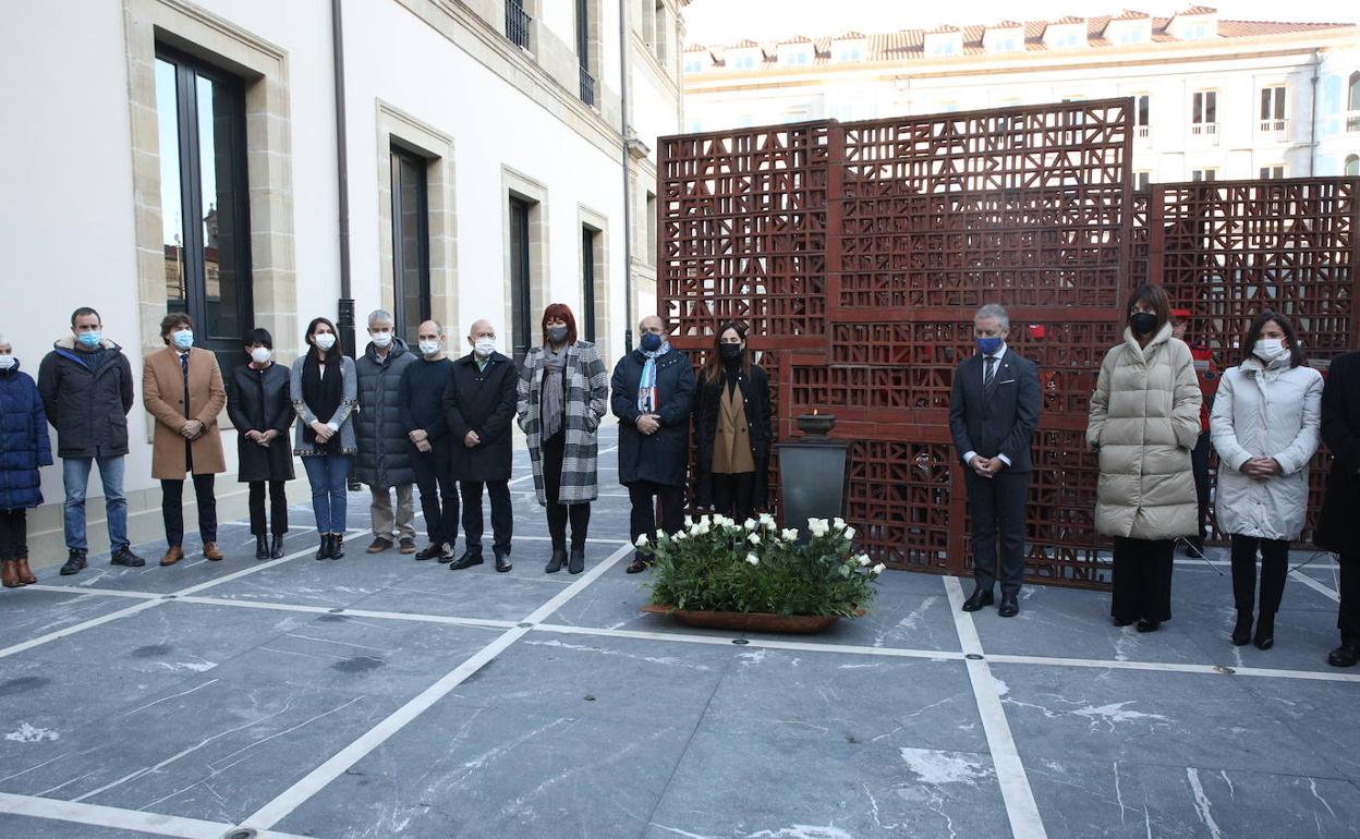 El Parlamento vasco celebra dividido el Día de la Memoria