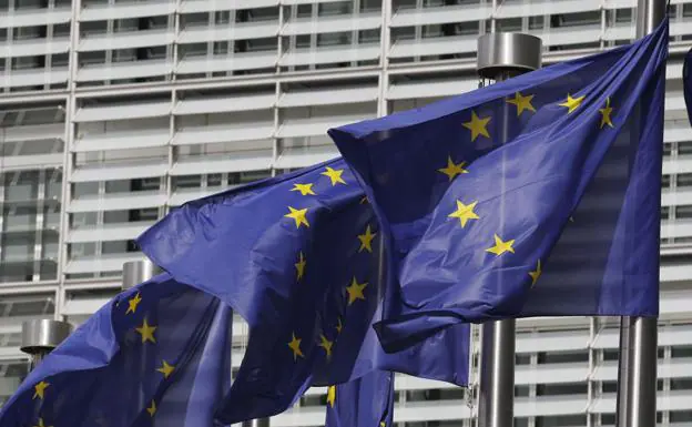Banderas europeas ante la sede de la Unión Europea en Bruselas.