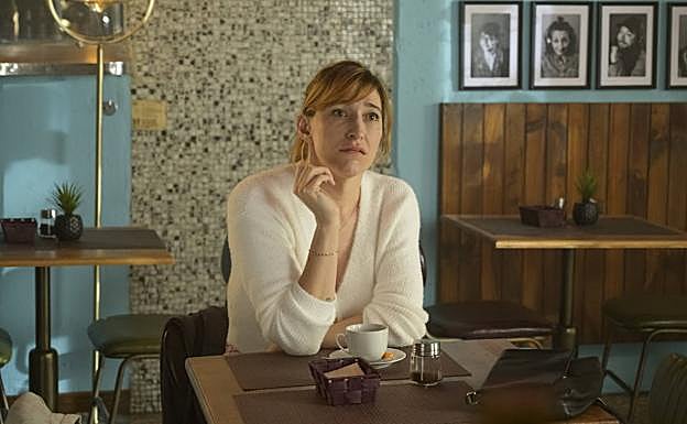 Imagen principal - Arriba, Abril Zamora, en 'Todo lo otro'; debajo un fotograma de 'Vida perfecta' y otro de 'Cardo'.