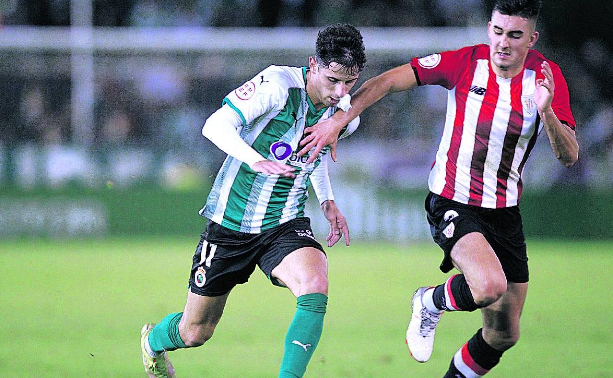 La defensa rojiblanca no pudo parar el ataque del Racing en El Sardinero.