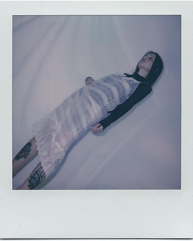 Jennifer Custodio, fundadora de DISUSE, con un vestido lencero 'vintage' de Dior