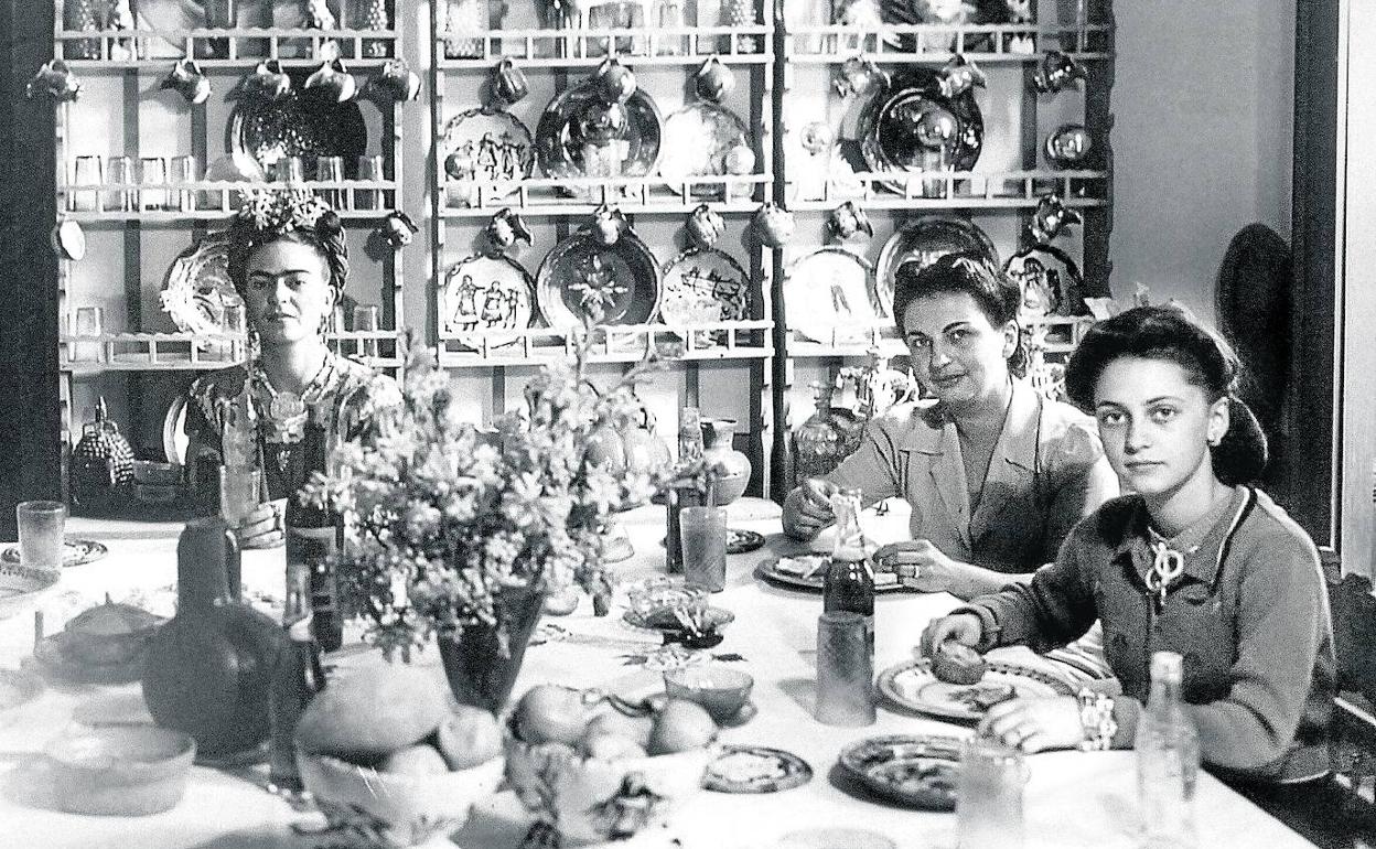 Fotografía de la artista en familia, tomada en su casa de Coyoacán.