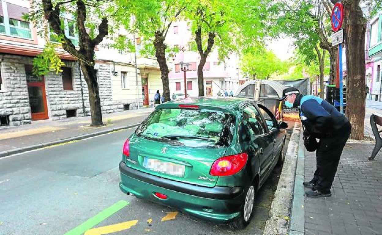 Un coche aparca en un carga y descarga de la calle Olaguíbel.