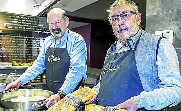 Iosu Fernández de Larrinoa fascinó al jurado con sus garbanzos con perdiz y cantharellus y Joseba Bengoetxea se estrenó en el concurso con unas kokotxas con berberechos. 