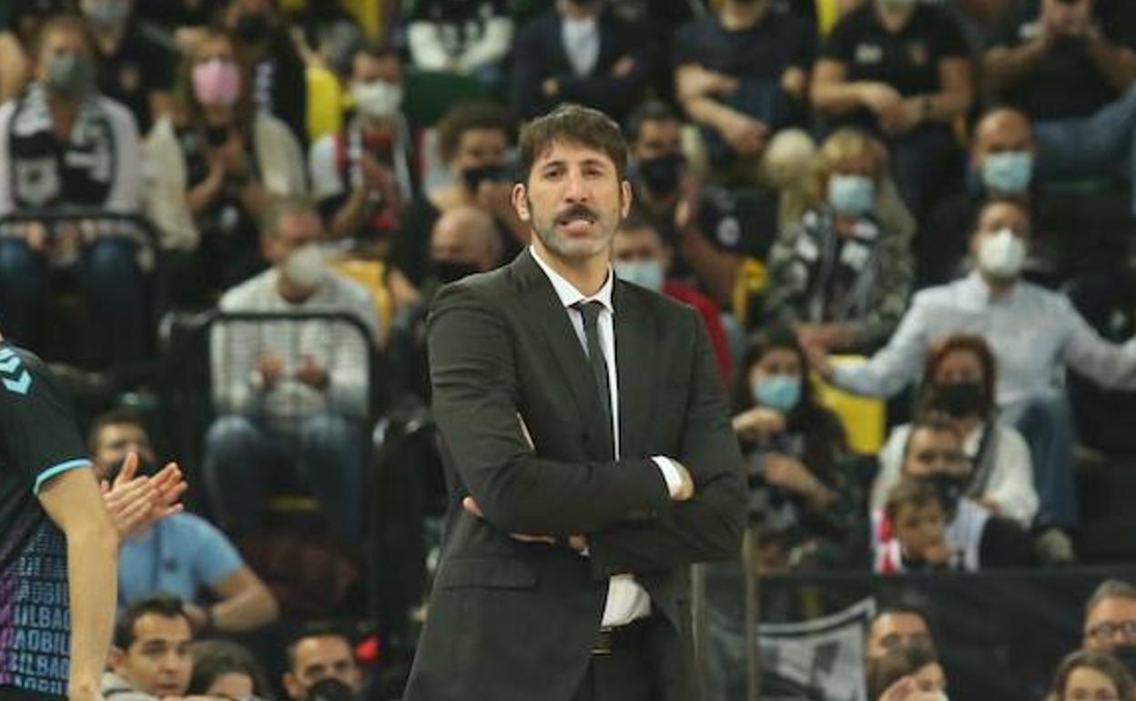  Mumbrú estudia con atención a los suyos durante una jugada. 