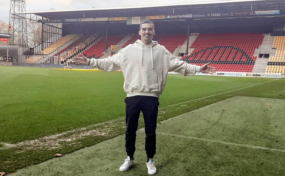Iñigo Córdoba es feliz en el Adelaarshorts Stadion, donde la afición de las 'águilas' le adora.