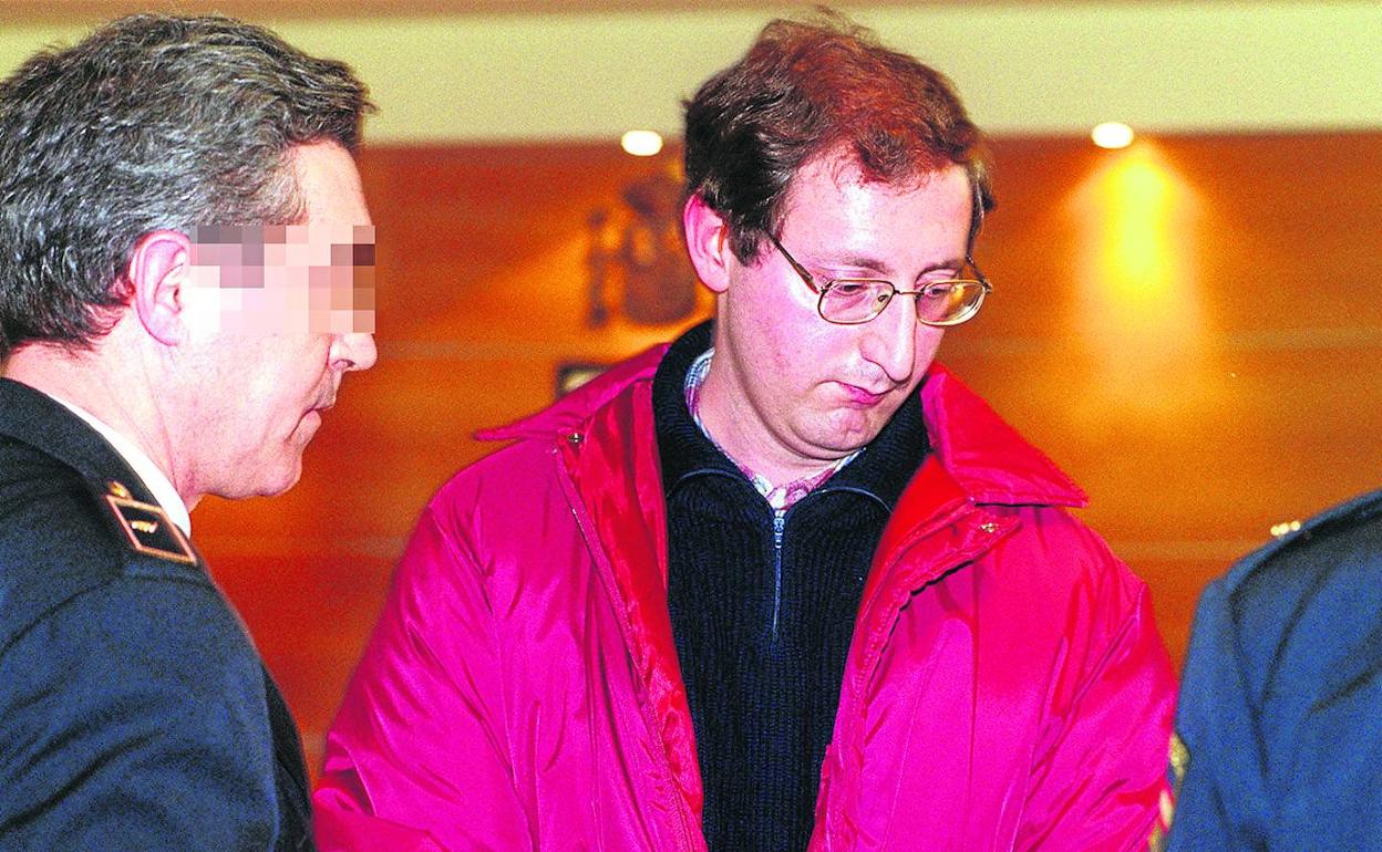 El presunto autor del crimen de Lardero, Francisco Javier Almeida, en 2000, durante el juicio por el asesinato anterior.