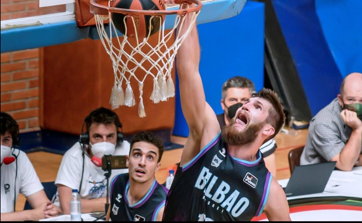 Miniotas encesta una canasta en un partido contra el Baskonia. 