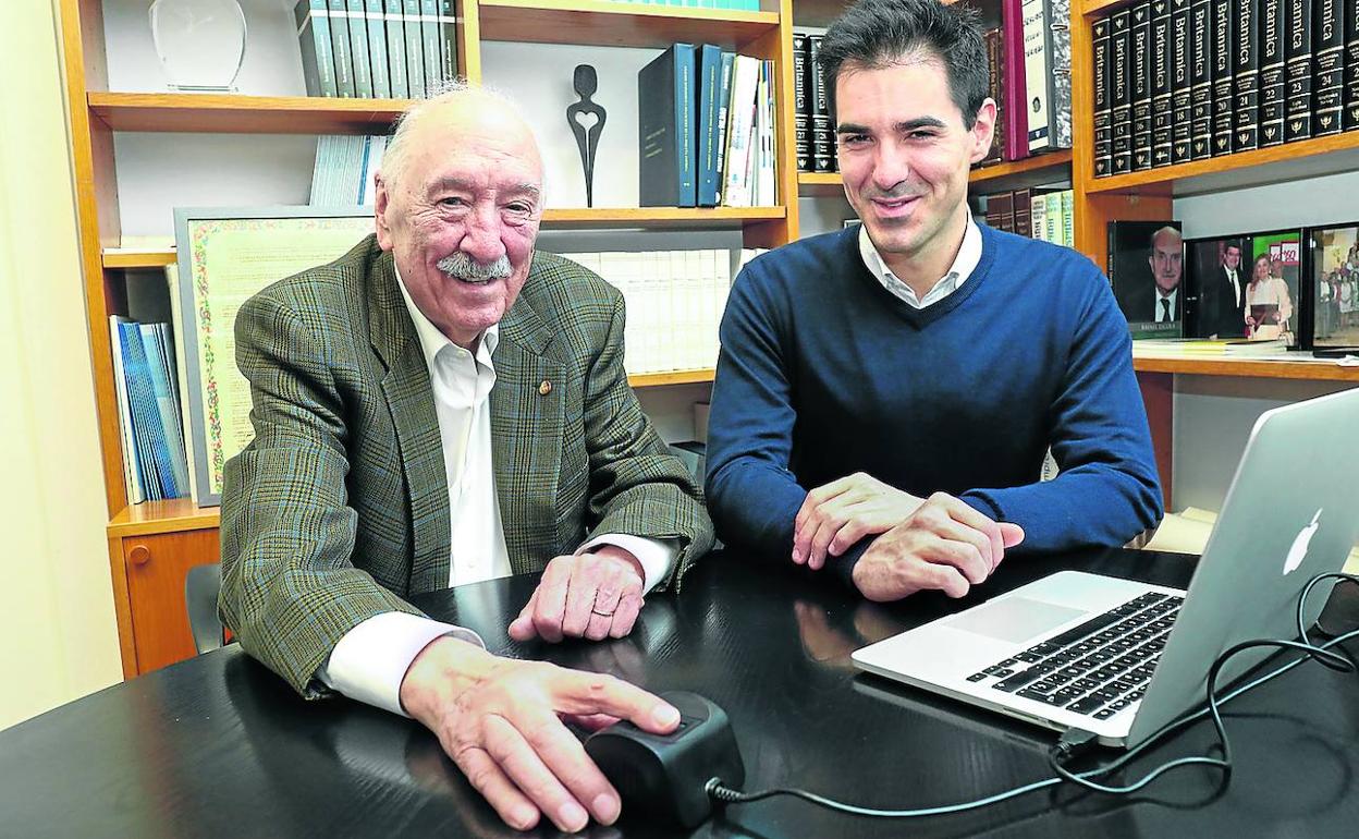 Juan Alberto González, «conejillo de indias» de Antxon Caballero, presta su huella para que la reconozca el software del emprendedor.