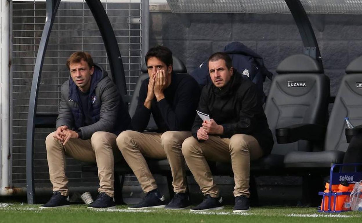 Iñigo Vélez, con gesto de preocupación durante el partido ante el Lugo. 