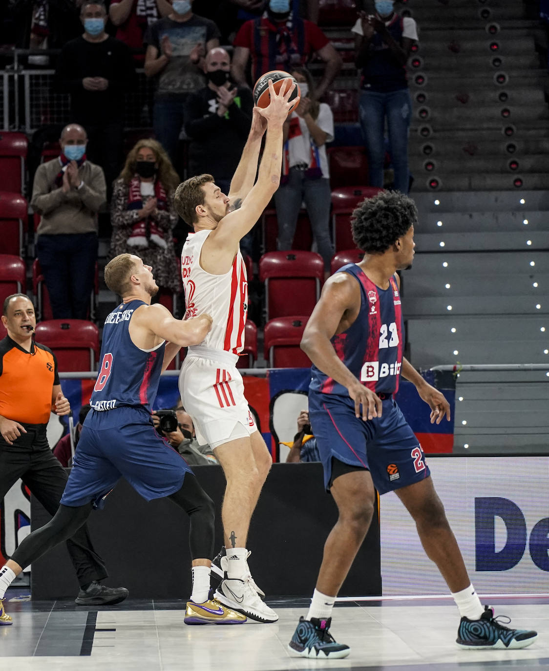 El Baskonia recibe al Estrella Roja en el Buesa Arena.