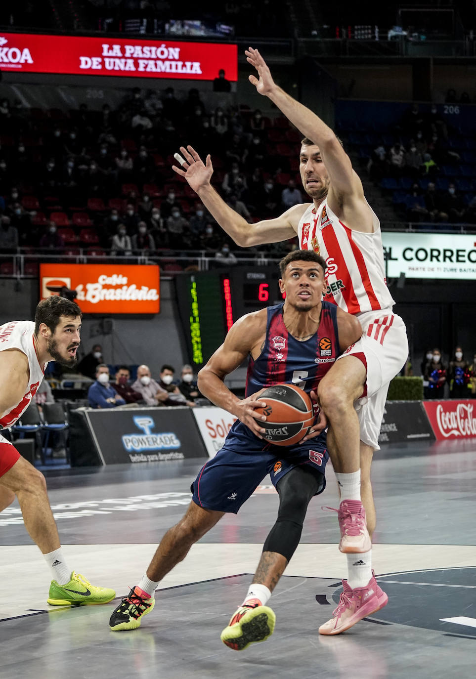 El Baskonia recibe al Estrella Roja en el Buesa Arena.