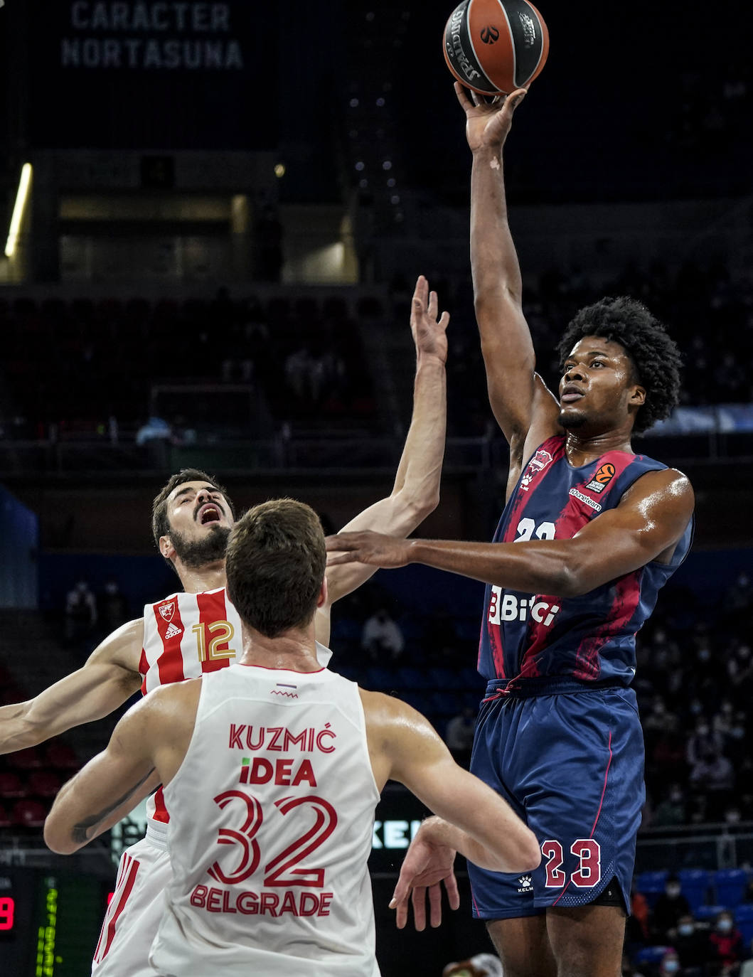 El Baskonia recibe al Estrella Roja en el Buesa Arena.
