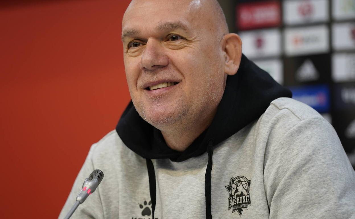 Neven Spahija, durante la rueda de prensa celebrada este martes en el Buesa Arena.