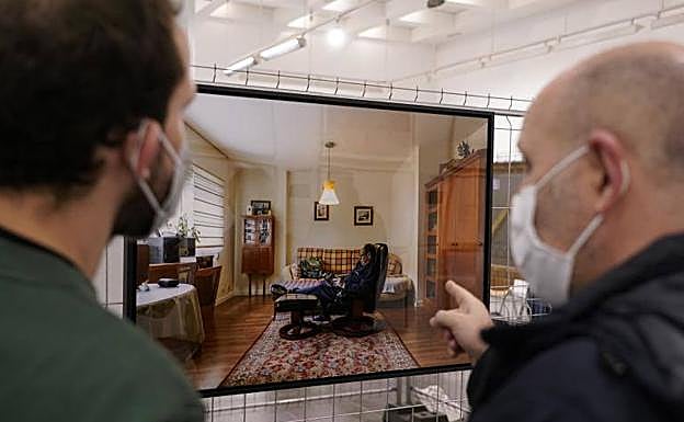 Imagen principal - Imagen de Luis Asín en el interior de una VPO de Agurain; plano de una construcción de Lakua e imagen del consejero Iñaki Arriola junto a José Ángel Medina, comisario de la Bienal Internacional de Arquitectura de Euskadi, junto a unas maquetas de Lakua y Zabalgana. 