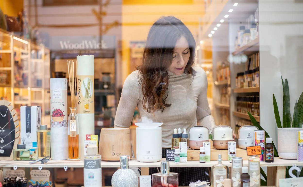 Tiempos antiguos análisis dirección Tiendas en Bilbao: Perfumes para casa, accesorios de yoga... Leire vende  «bienestar» en su nueva tienda de Bilbao | El Correo