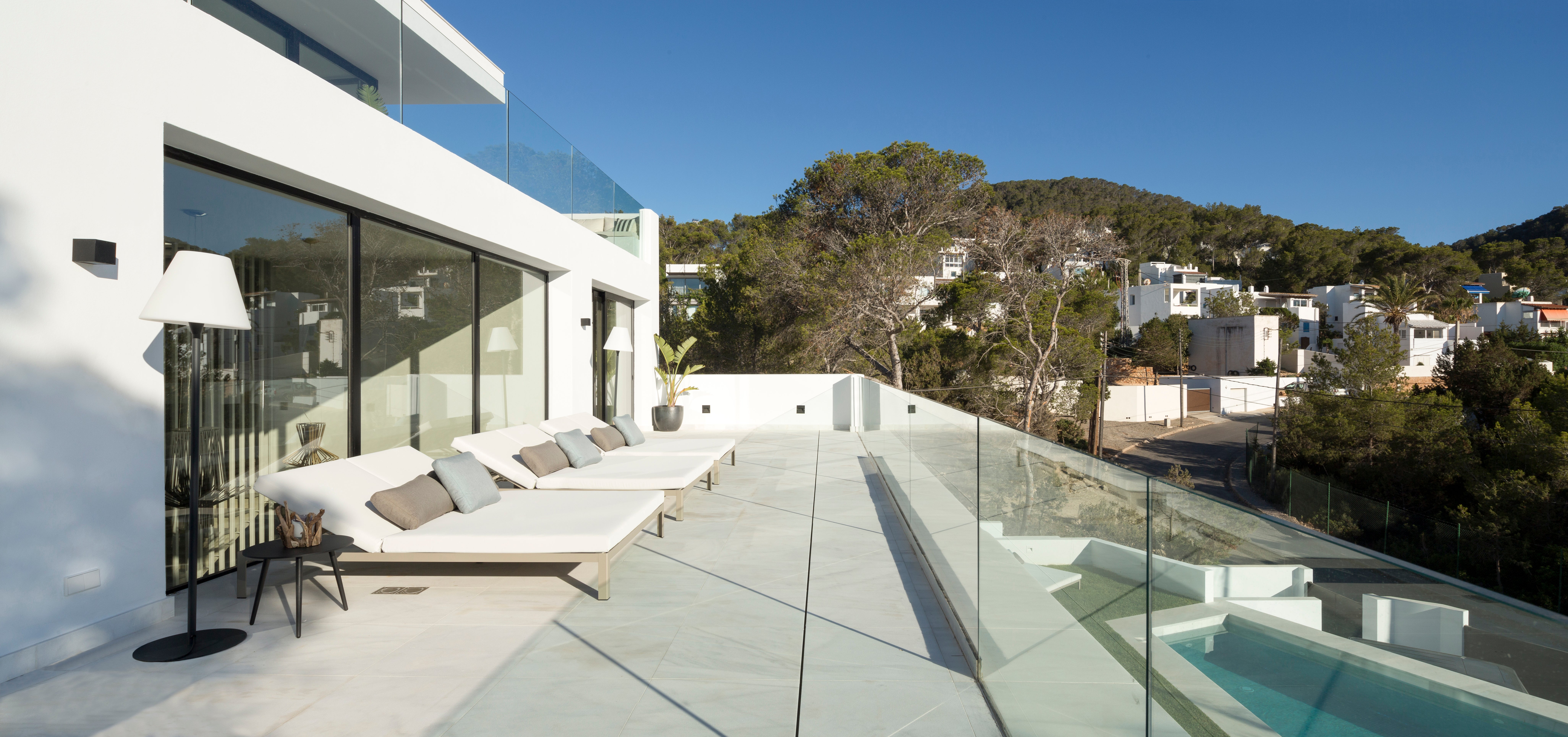 Fotos: Una interiorista vizcaína reforma el lujoso chalet de un futbolista en Ibiza