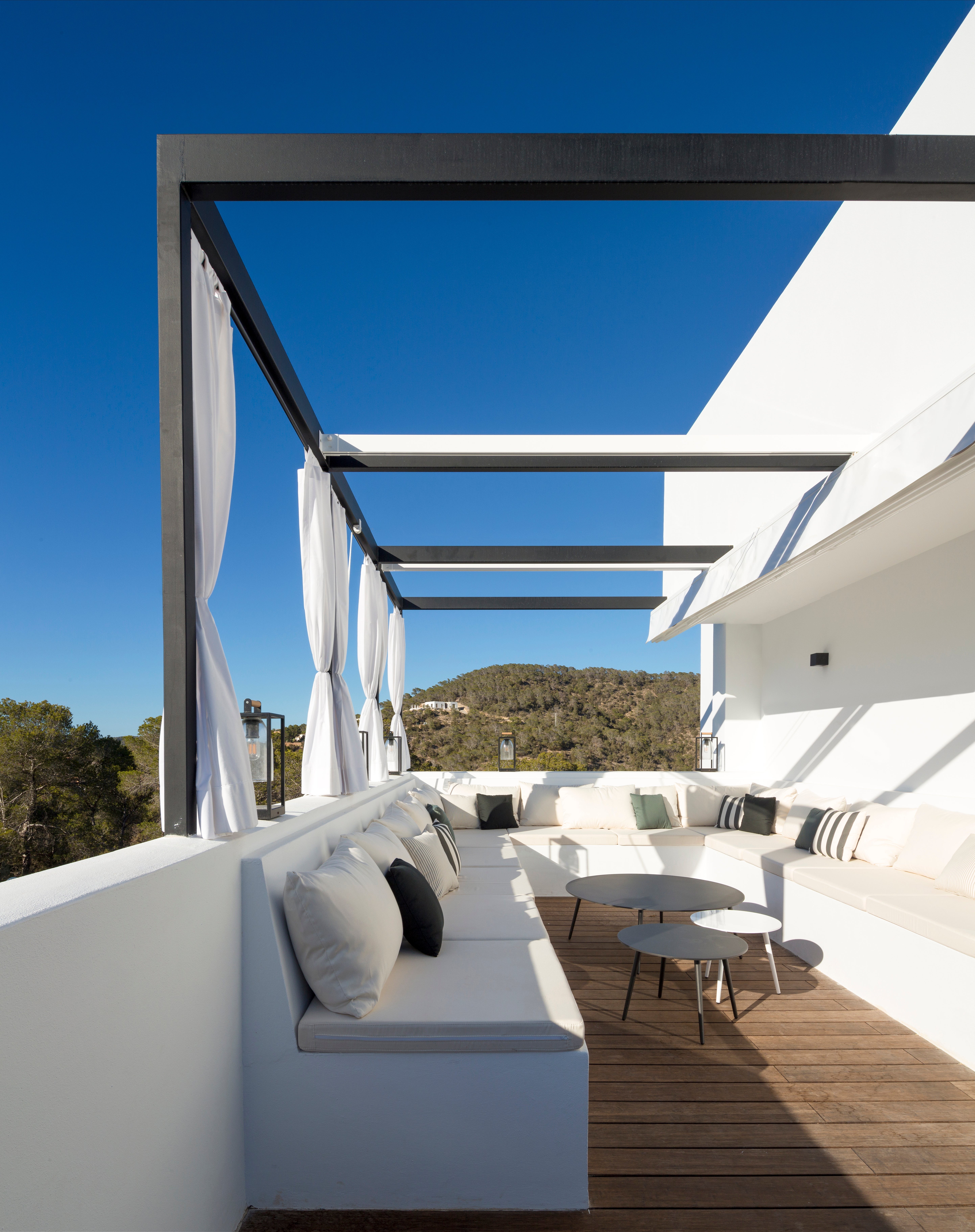 Fotos: Una interiorista vizcaína reforma el lujoso chalet de un futbolista en Ibiza