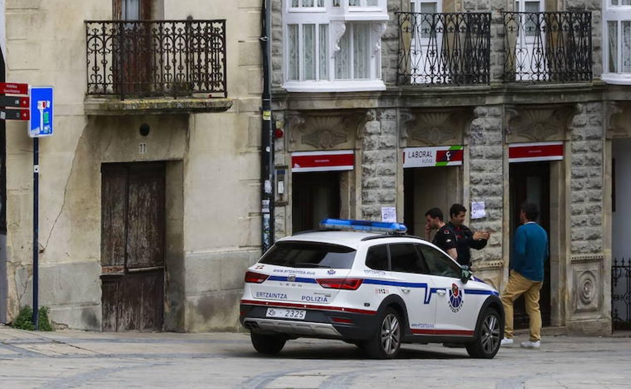 Ertzainas custodian la sucursal bancaria tras el atraco. 