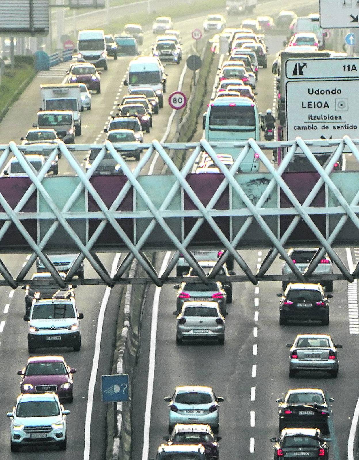 Caravanas en la carretera de La Avanzada, una de las más transitadas de Bizkaia. 