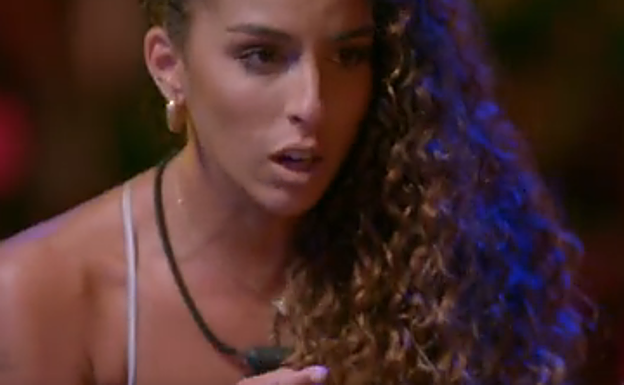 Zoe abandona la primera hoguera de 'La isla de las tentaciones' totalmente rota