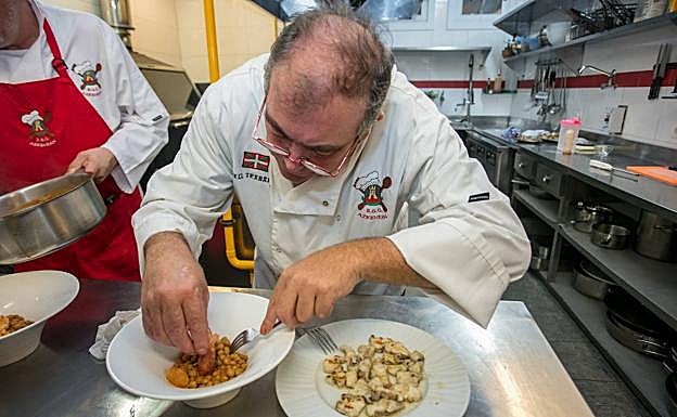 Galería. Mikel Trabanka apuesta por no remojar los garbanzos antes de cocinarlos.