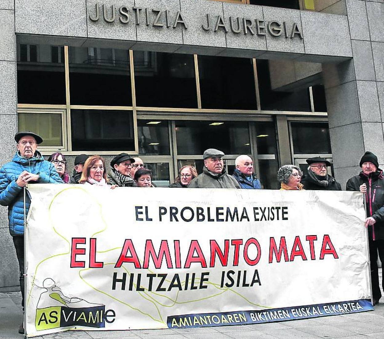 Concentración de familiares de víctimas frente a los Juzgados de Bilbao. 