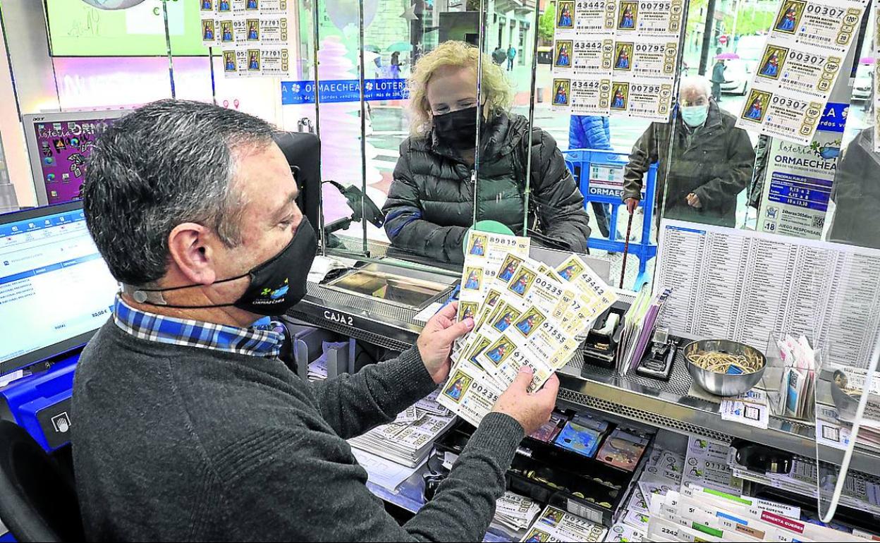 Las colas han vuelto a las administraciones bilbaínas de cara al próximo sorteo de Navidad. 