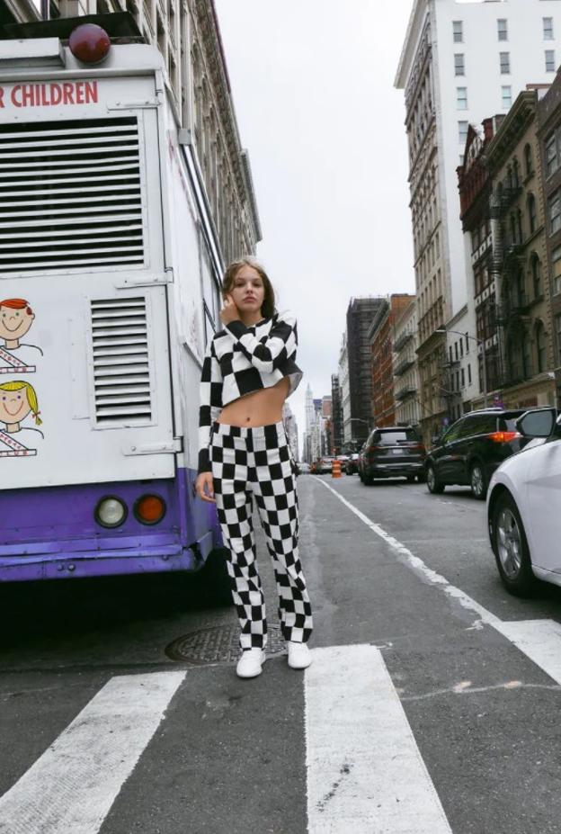 'Total look' con estampado damero en la nueva colección de Zara 