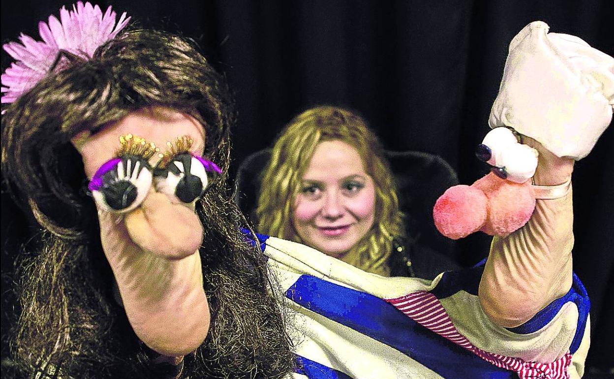 Verónica González utiliza una técnica muy poco común al crear personajes con sus pies .