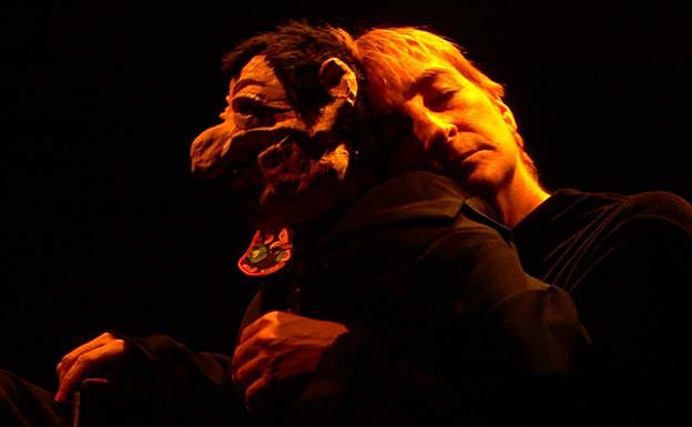 Itsaso Azkarate, con uno de los títeres de la compañía Taun Taun