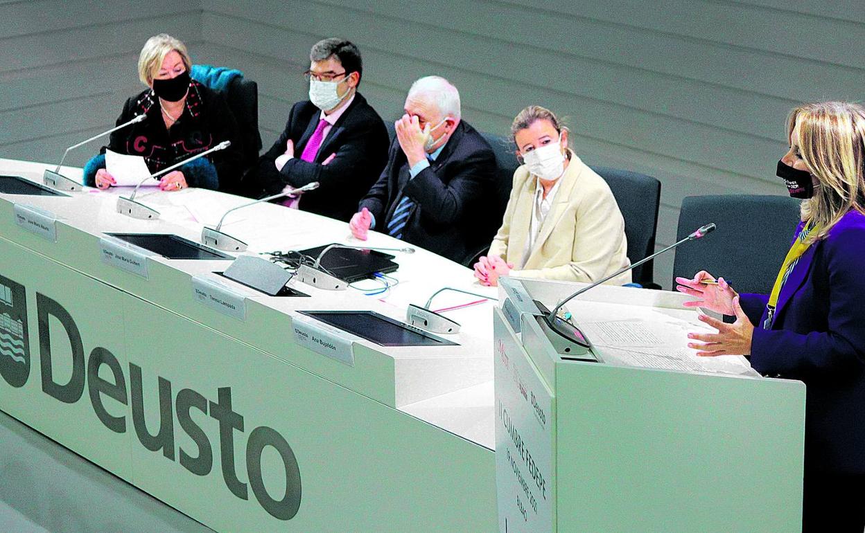 Empresarias expusieron ayer en la Universidad de Deusto la problemática laboral femenina. 