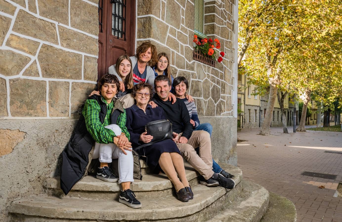Los Fernández de Retana Pinedo, en la actualidad, frente al parque del Polvorín.