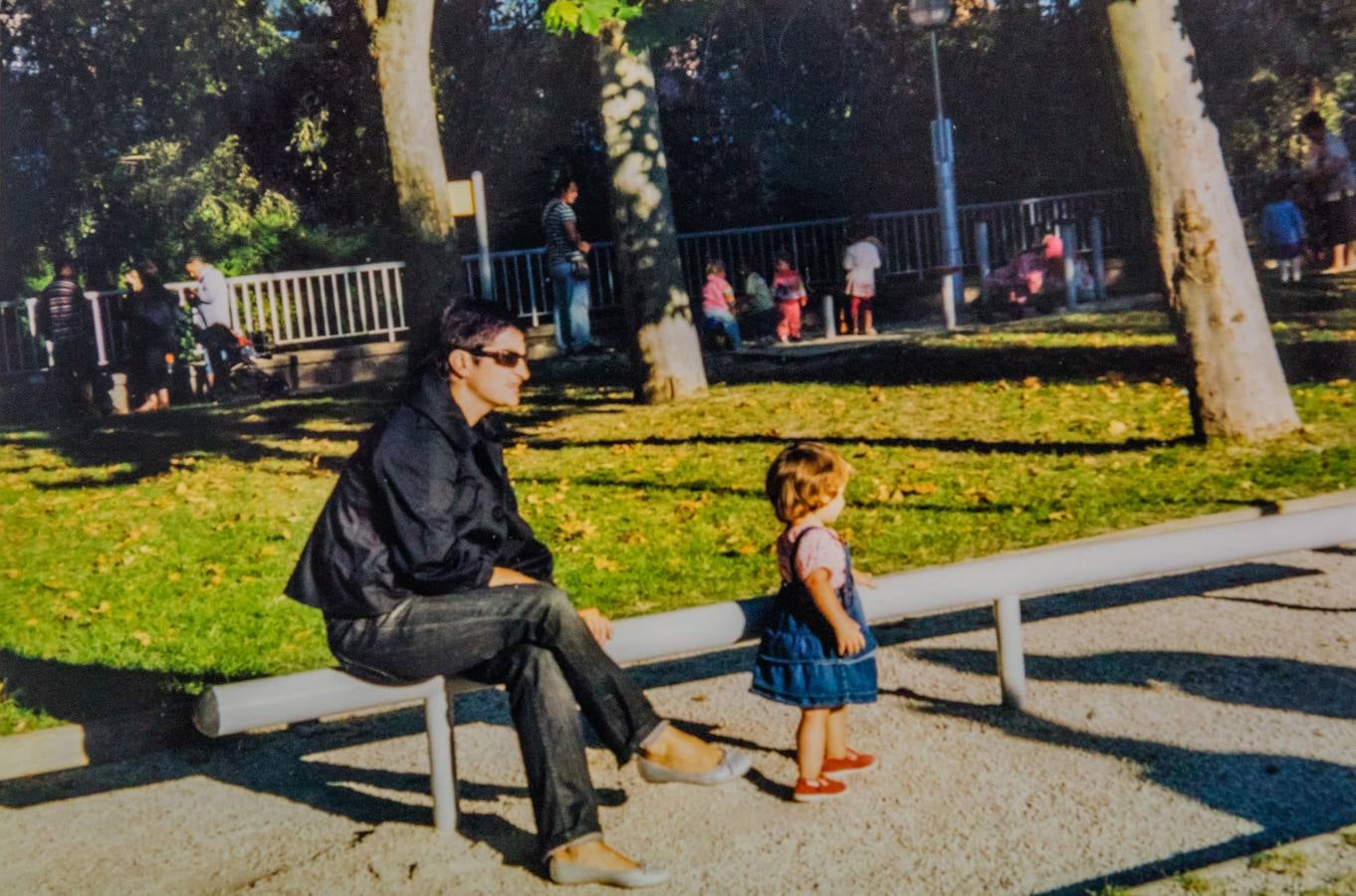 Begoña, con una de sus sobrinas en el parque del Polvorín.