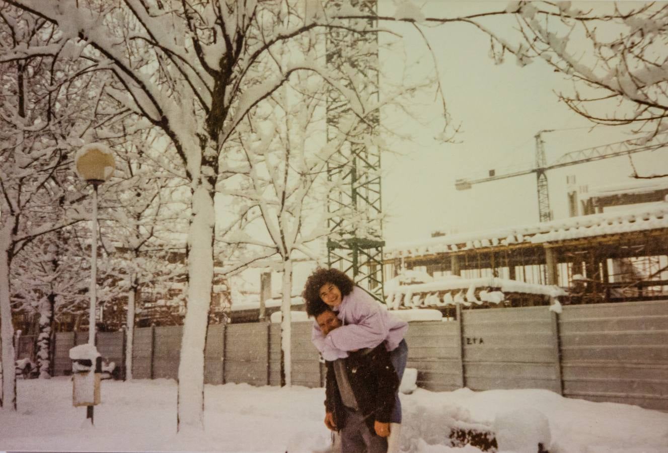 Begoña, a cuestas de su padre, Ignacio, frente al centro cívico de Judimendi.