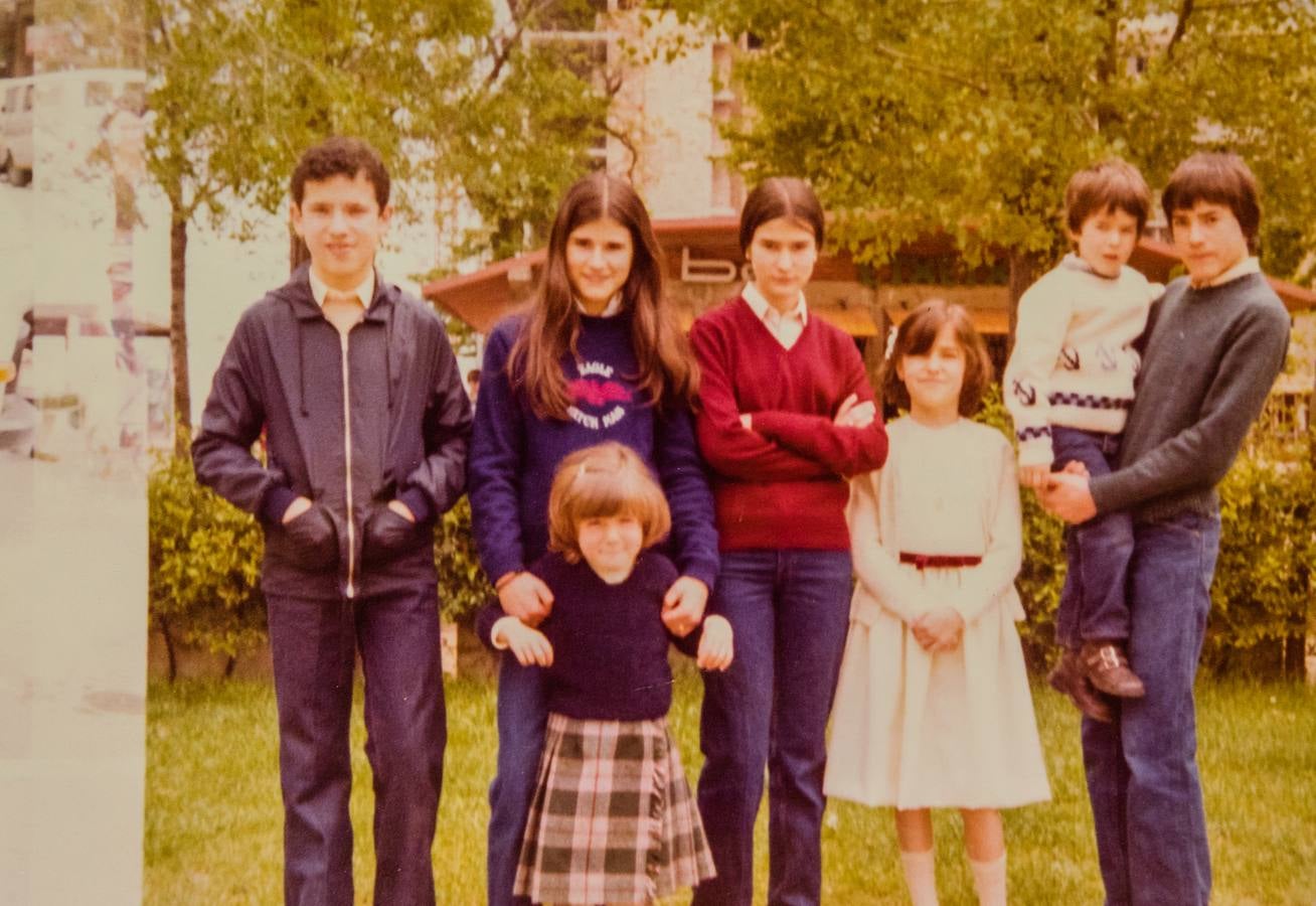 Comunión de la prima Marta. Los niños posan en el parque del Polvorín.