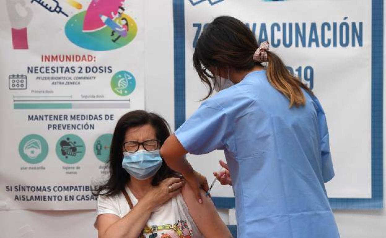 Los efectos adversos graves de la vacuna contra el Covid solo se han producido en el 0,02% de los casos