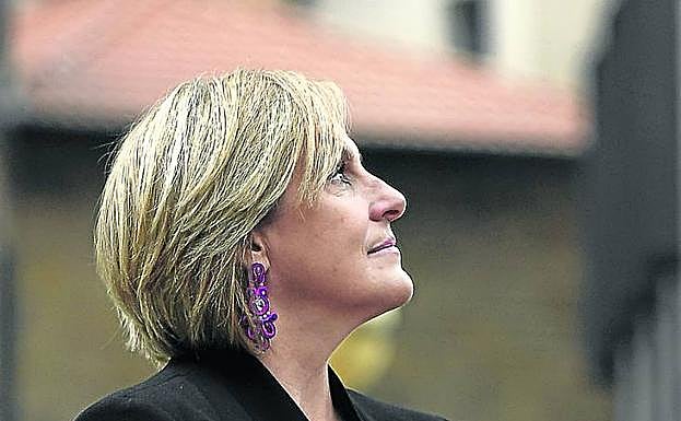 La máxima dirigente del PNV en Bizkaia posa en los Jardines de Albia, junto a Sabin Etxea. 