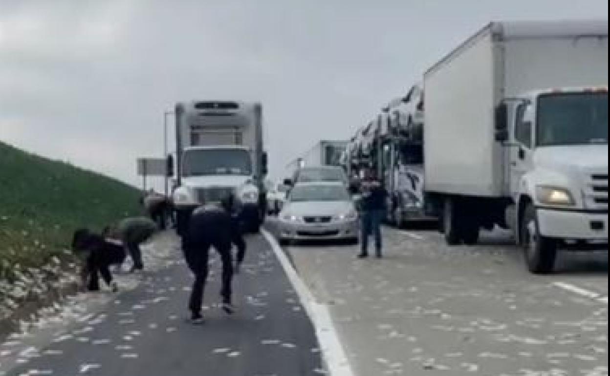 Varias personas recogen dinero en una carretera de California.