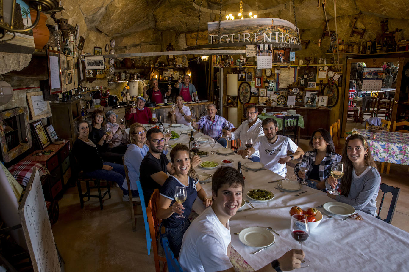 La familia Eguren Ugarte (casi) al completo, en un pbrindis previo a un almuerzo en el txoko de la bodega, repleta de recuerdos. 