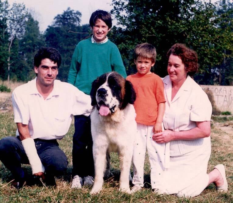 El tío de Livia, Félix Gutiérrez, su hermano Gustavo y la abuela Mari en la romería de Olárizu en 1989.