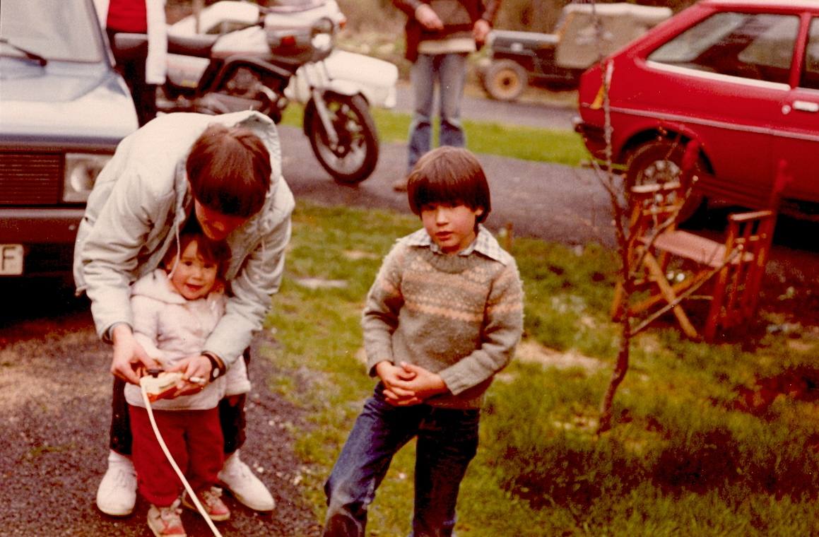 Los hermanos López Gutiérrez con su madre, Rosa.