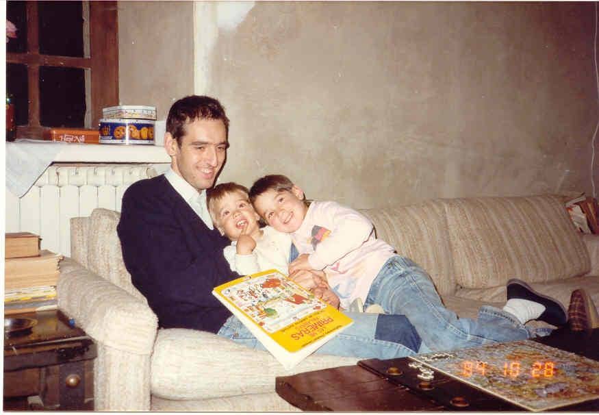 Livia y su hermano Gustavom en el sofá de su casa junto a su padre, Jose. 