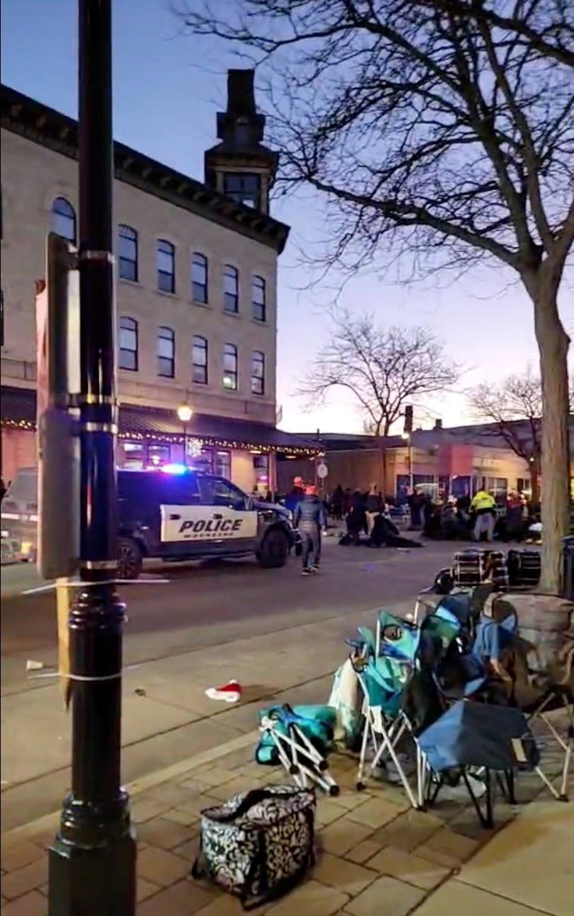 Fotos: Tragedia en Wisconsin: al menos cinco muertos y más de 40 heridos al abalanzarse un coche contra un desfile navideño